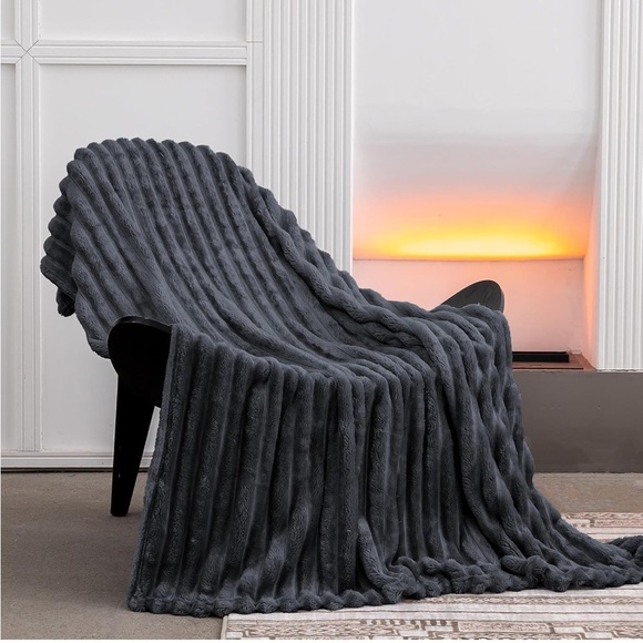 Super Soft Throw Blanket for Couch 3D Striped Jacquard Design Lightweight 50x60” - Picture 4 of 6